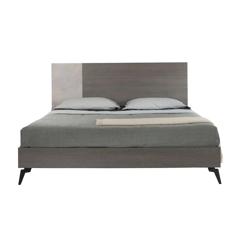 Letto matrimoniale king size con base a piattaforma, gambe in metallo nero, testiera a pannelli grigi