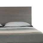 Letto matrimoniale king size con base a piattaforma, gambe in metallo nero, testiera a pannelli grigi