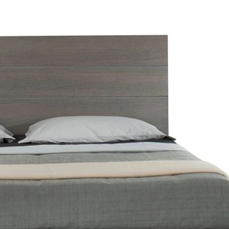 Letto matrimoniale king size con base a piattaforma, gambe in metallo nero, testiera a pannelli grigi