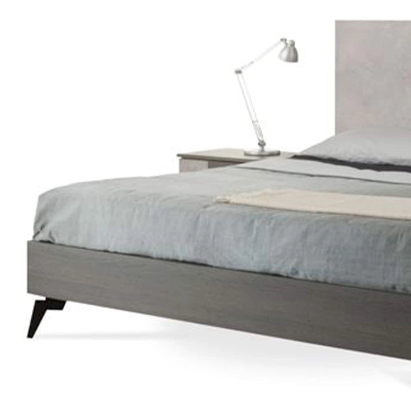 Letto matrimoniale king size con base a piattaforma, gambe in metallo nero, testiera a pannelli grigi