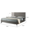 Letto matrimoniale king size con base a piattaforma, gambe in metallo nero, testiera a pannelli grigi