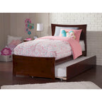 Letto a piattaforma con pediera coordinata e letto estraibile