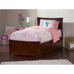 Letto a piattaforma con pediera coordinata e letto estraibile