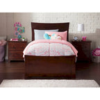 Letto a piattaforma con pediera coordinata e letto estraibile